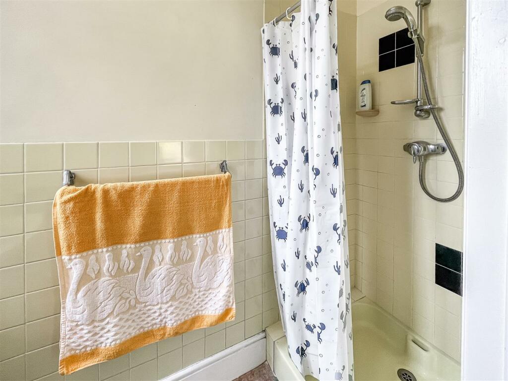 Bed 1 En-Suite.jpg