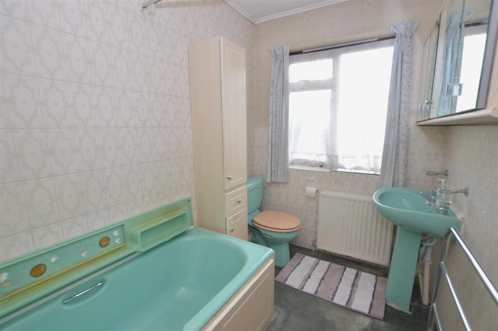 21 Kneller Gardens bathroom.JPG