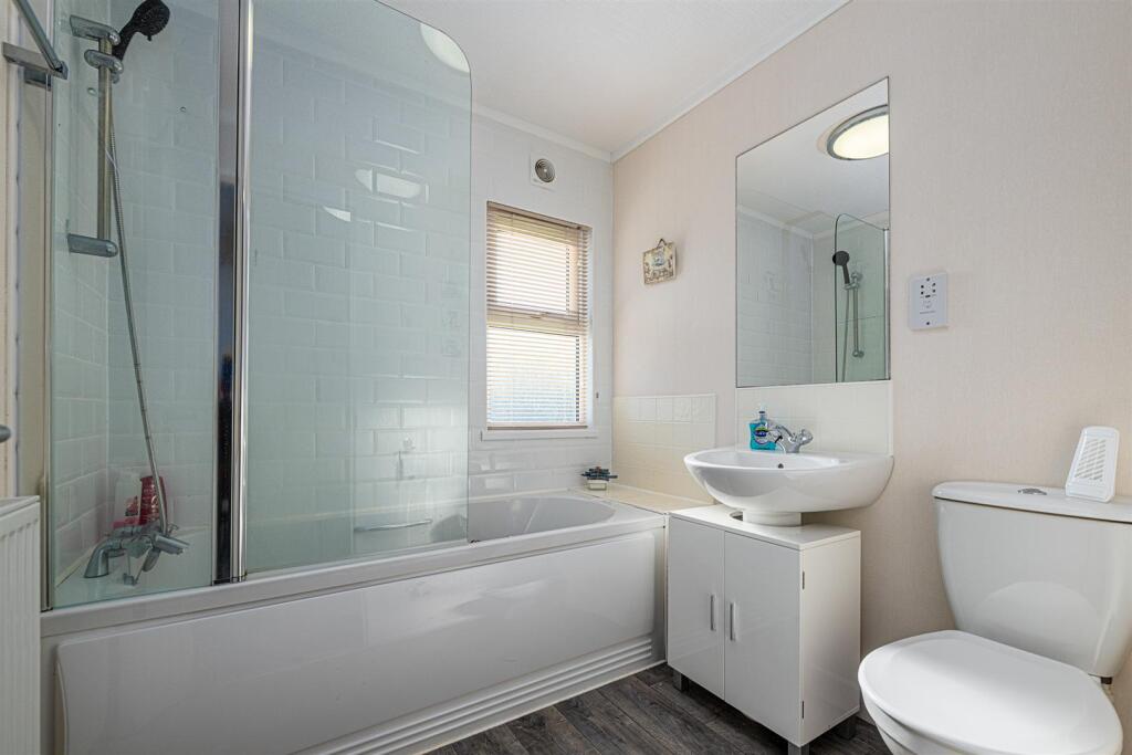 R19 BATHROOM