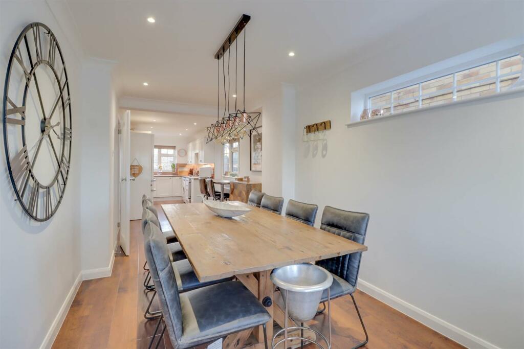 77 SOUTHEND ROAD INSIDE-6.jpg