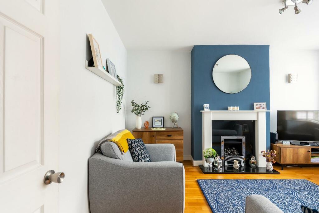 8T5RHD - Living Room D.jpg