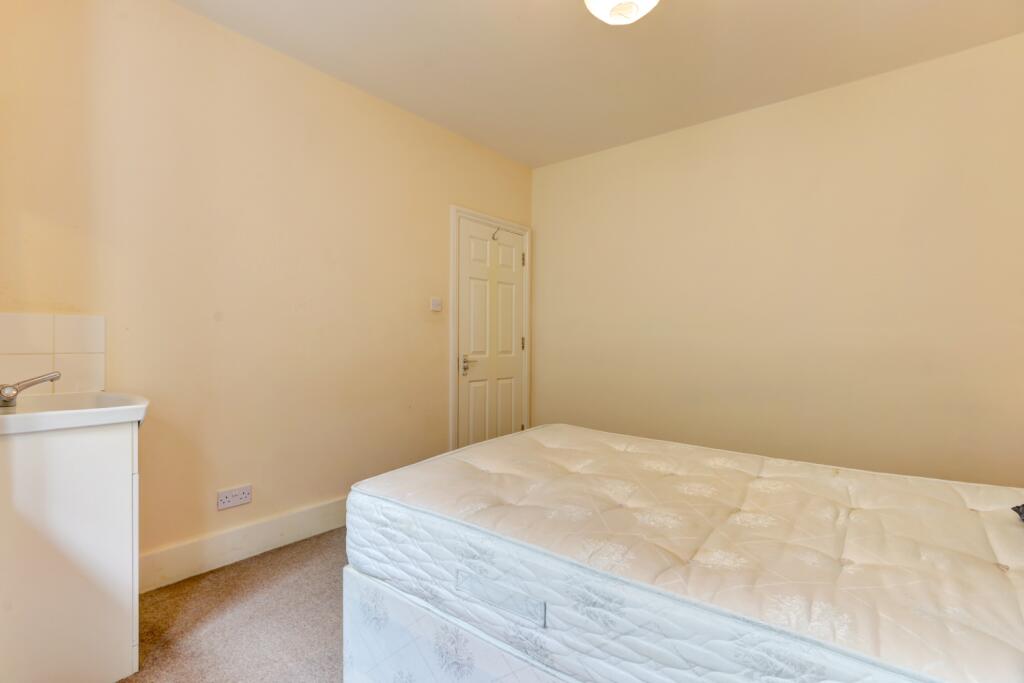 17 Shanklin Road Bedroom 1 (2)