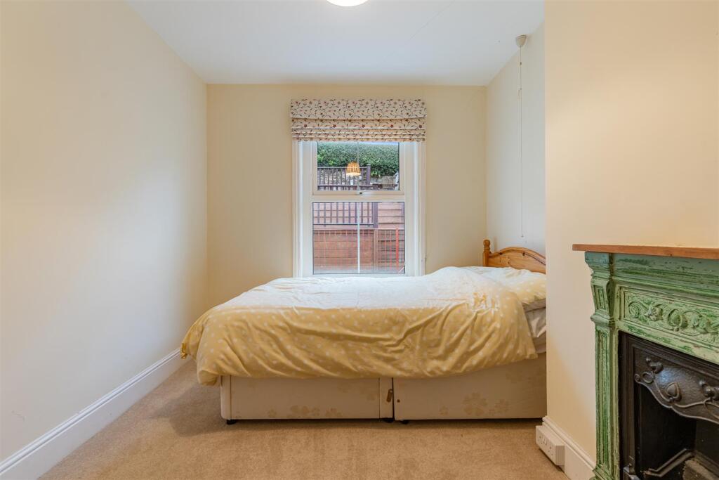A22 - 40 Ford Valley, Dartmouth - 251205.jpg