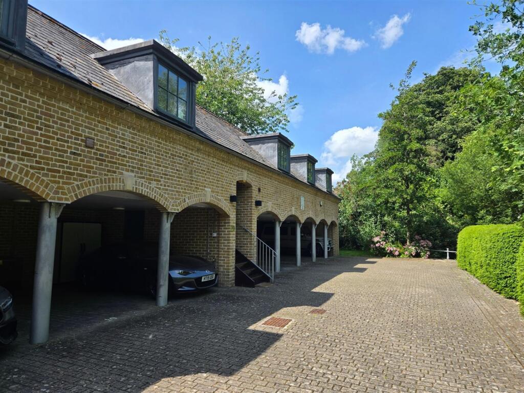 En-Bloc Car Port &amp; Further Allocated Parking Space