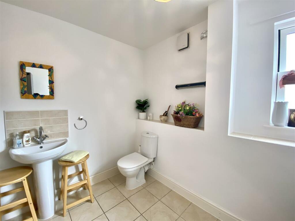 UTILITY ROOM/CLOAKROOM/WC