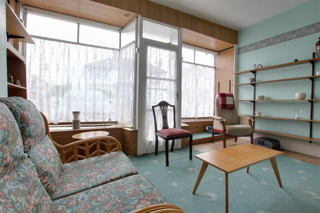 LOUNGE (FORMER SHOP)