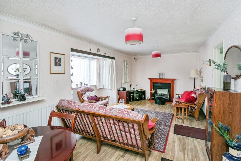 Lounge/Dining Room