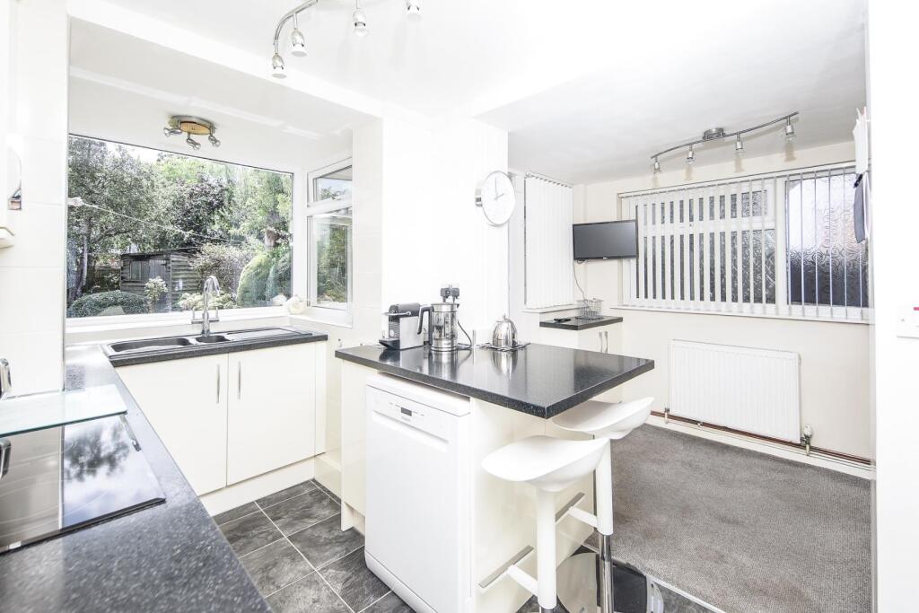 56 Hawthorn Rd kitchen.jpg