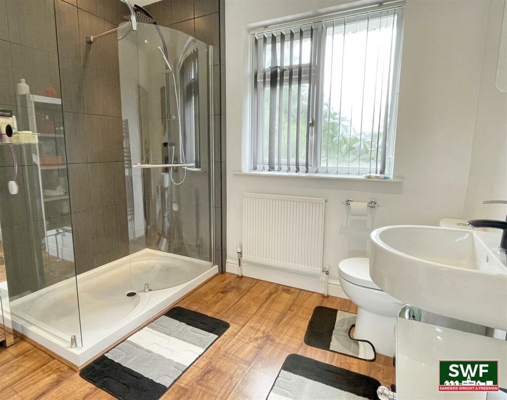 EN-SUITE SHOWER ROOM