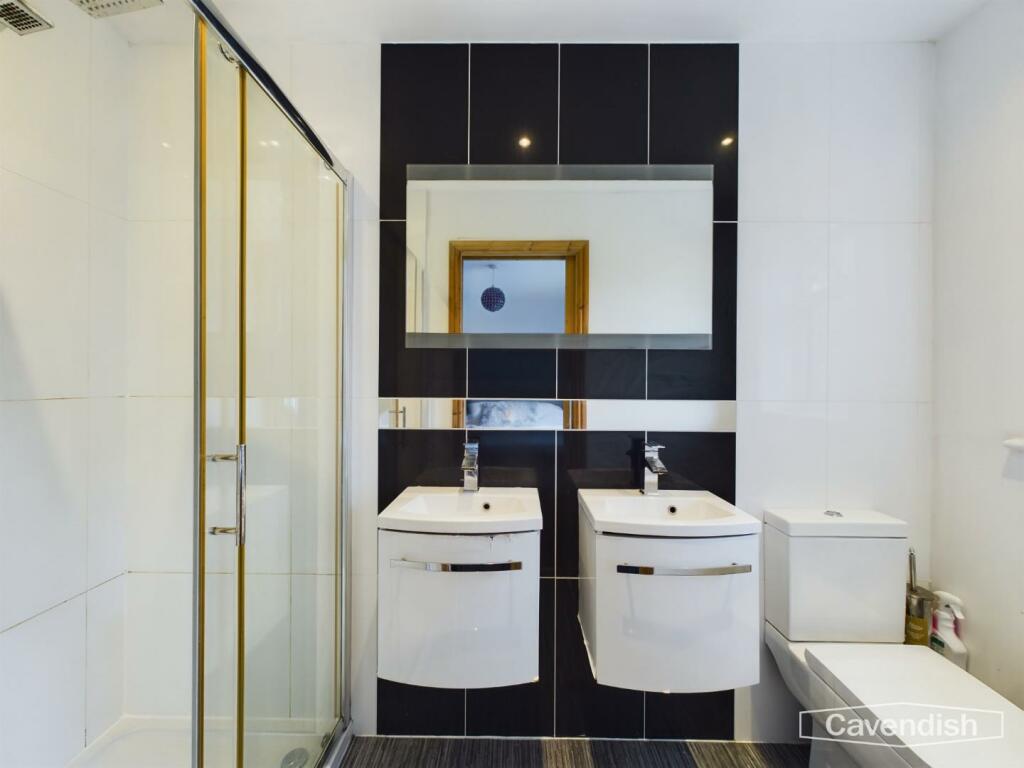 EN-SUITE SHOWER ROOM