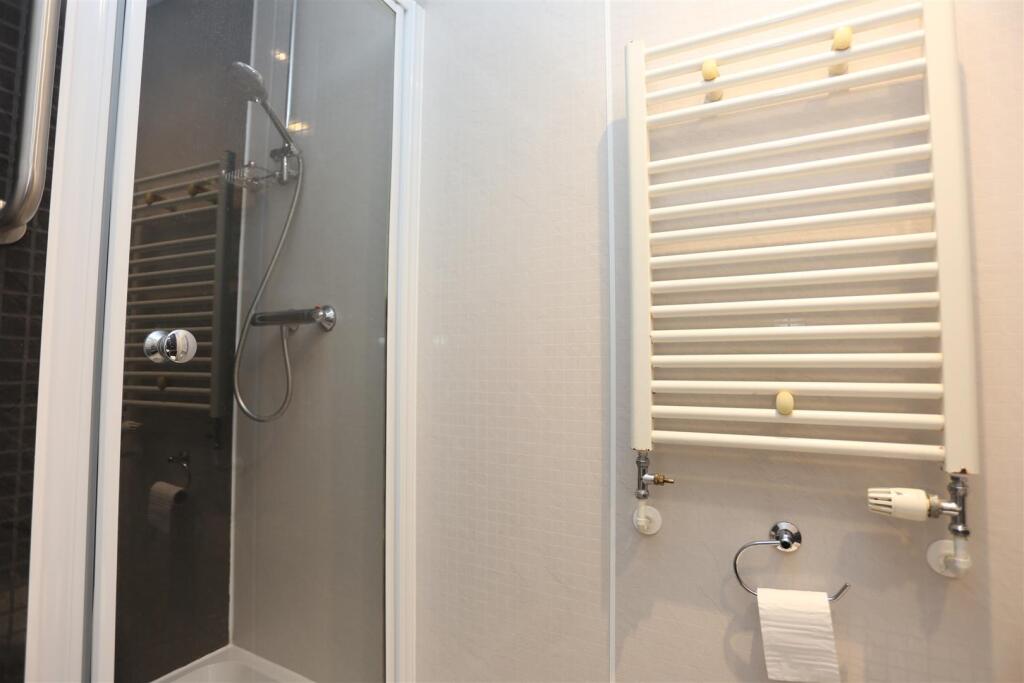 Room 171, 16-18 Regency Sq   (1).JPG