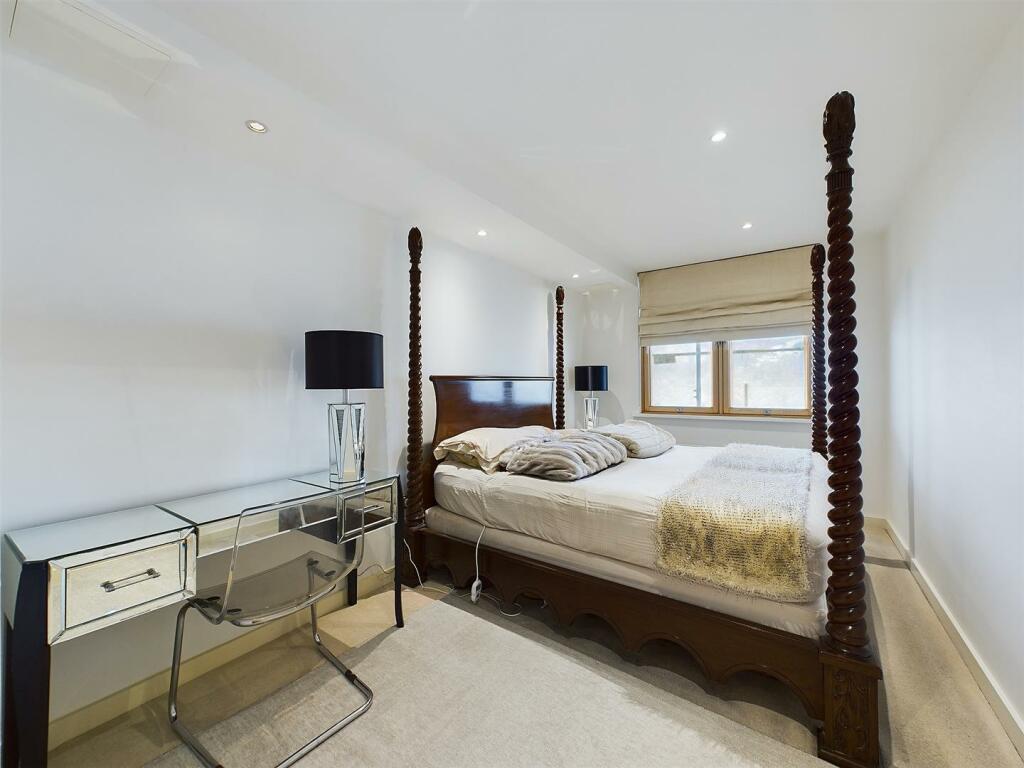 2 - Harbourside Flat for Auction, Bristol.jpg