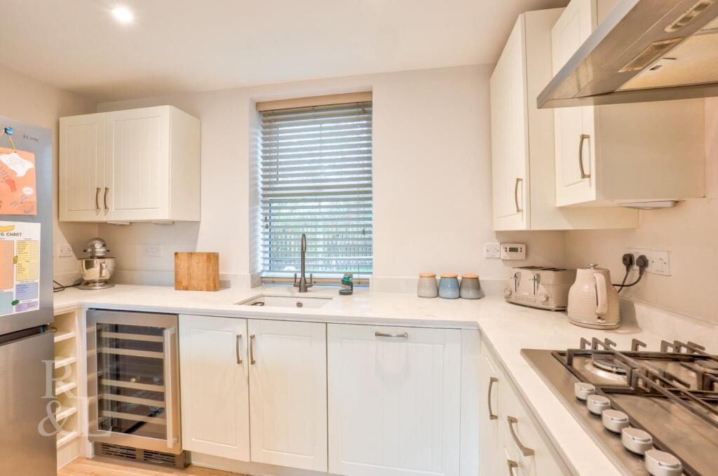 21 Dennis Way (15).jpg