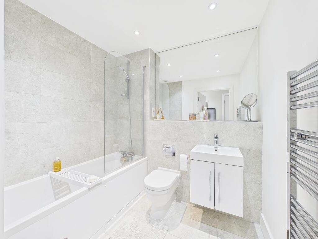 CAM02119G0-PR0432-STILL010