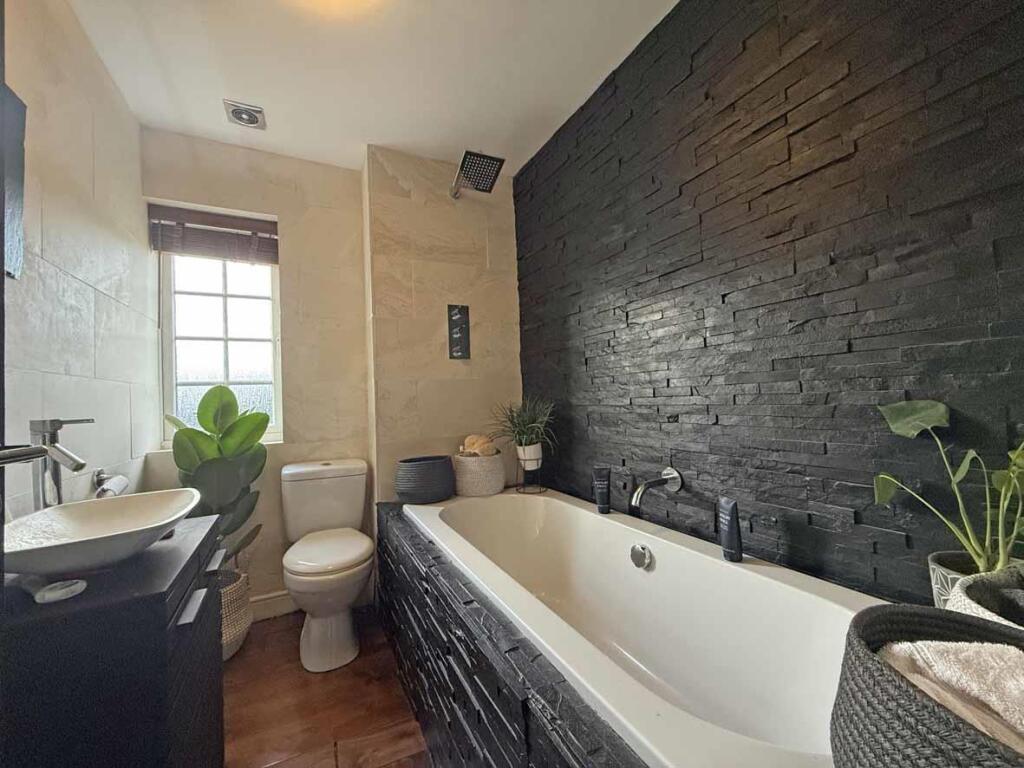 Aberdeen Avenue 100 Family Bathroom.jpg