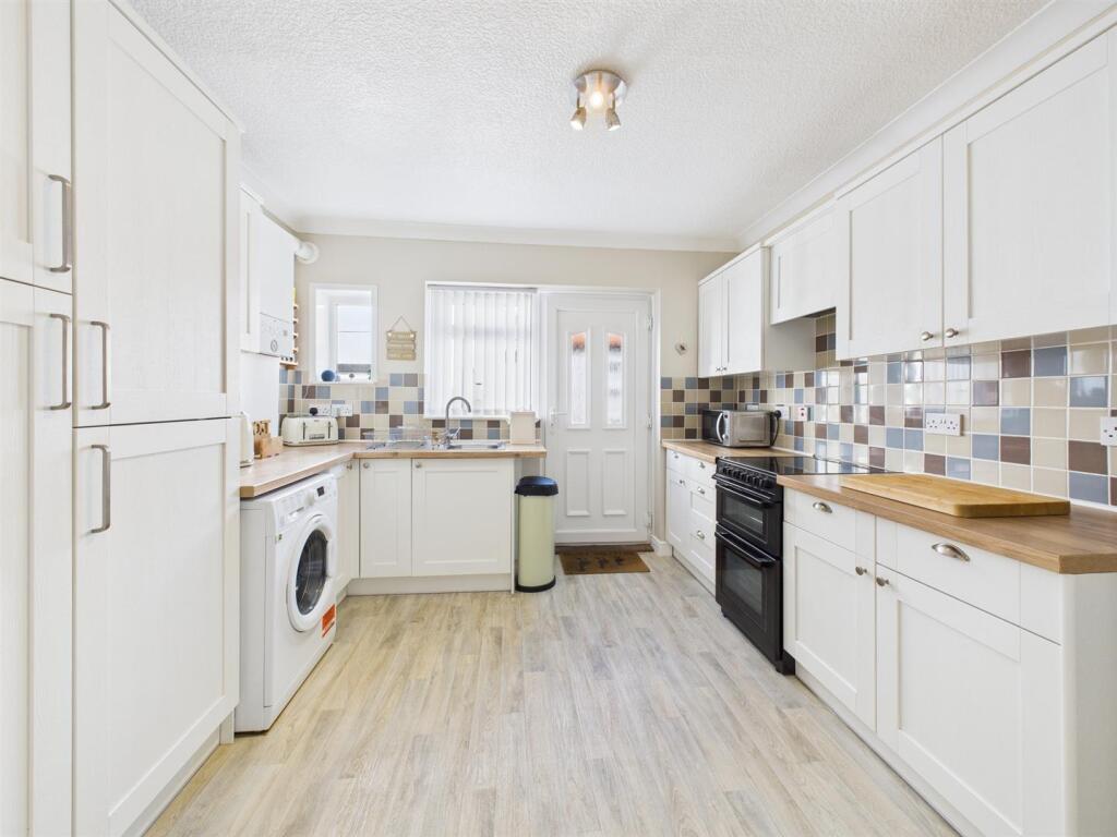 Kitchen: