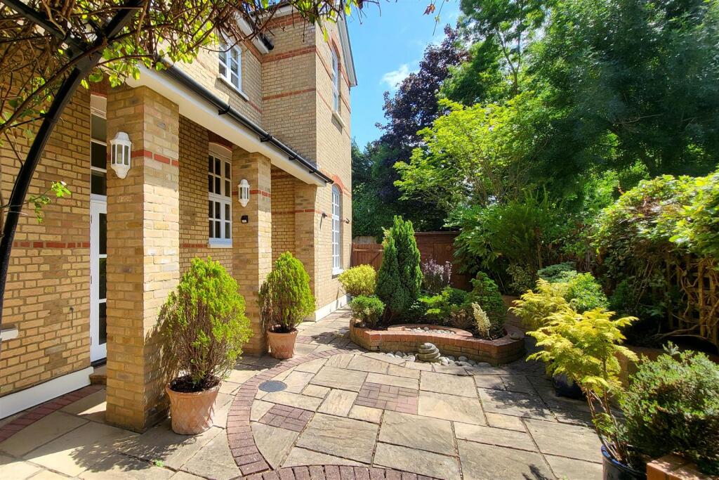 PRIVATE COURTYARD GARDEN (pic 2)