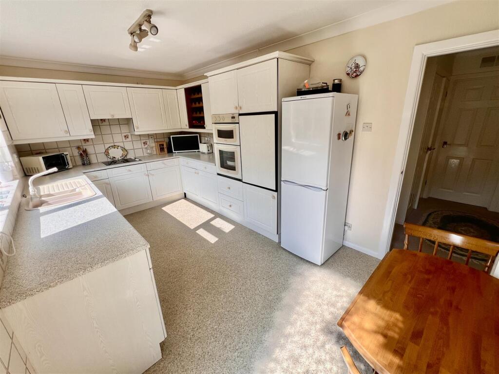 Kitchen 1.jpeg