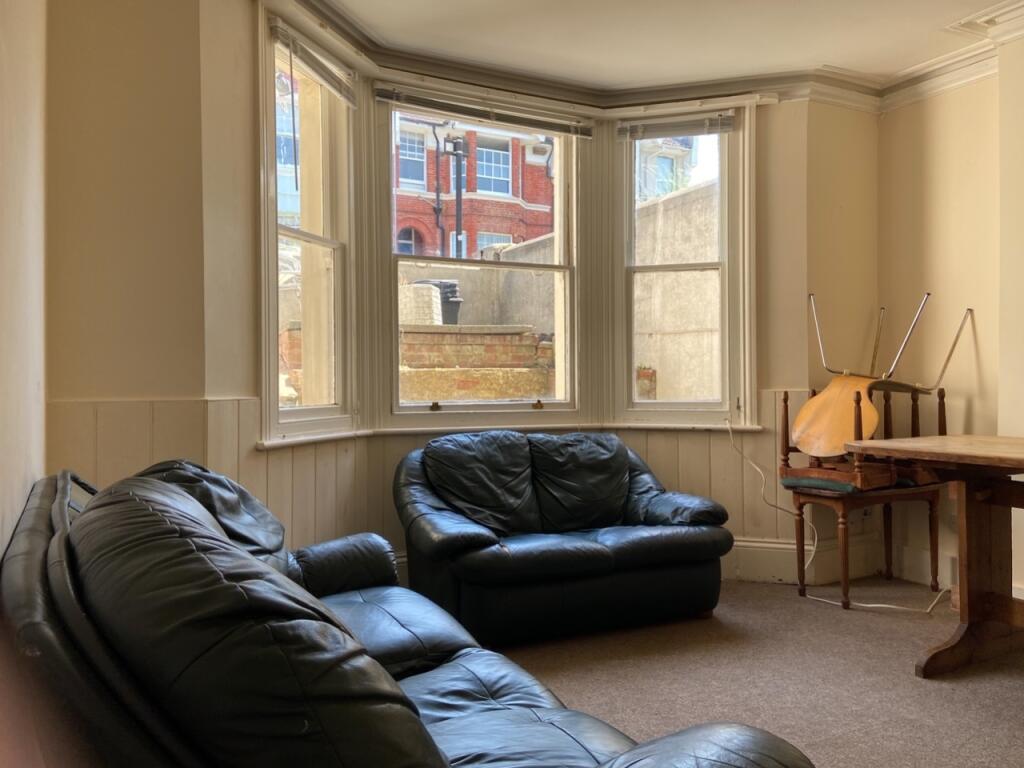 27 De Montford Road Lounge