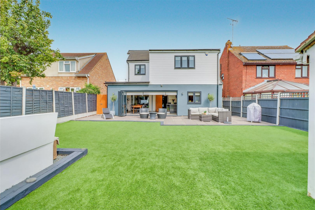 133 LONDON ROAD INSIDE-39 blue sky.png