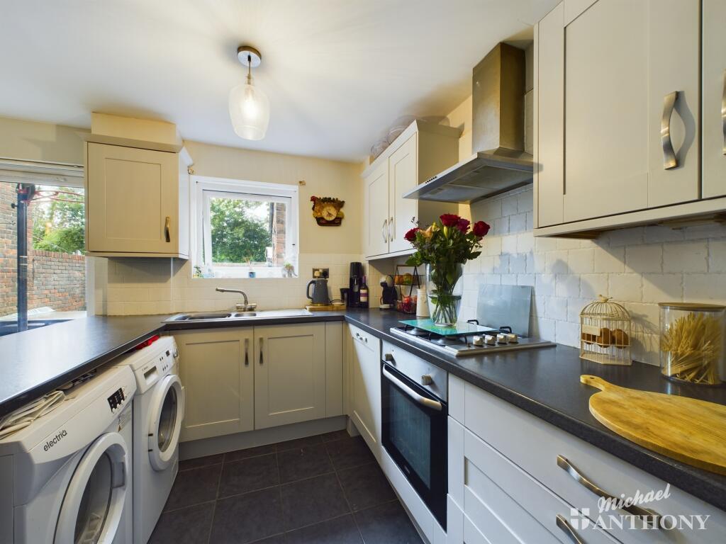 CAM02773G0-PR0146-STILL007