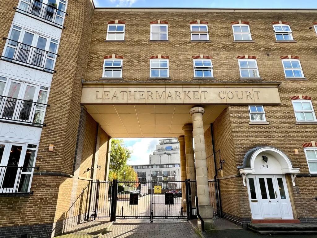 A bright and well-maintained entrance to Leathe...