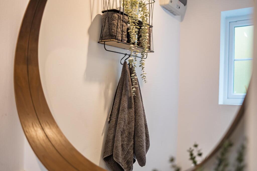 lifestyle bathroom mirror.jpg