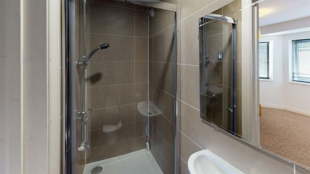 8-Montgomerie-Rd-Portsmouth-Bathroom.jpg
