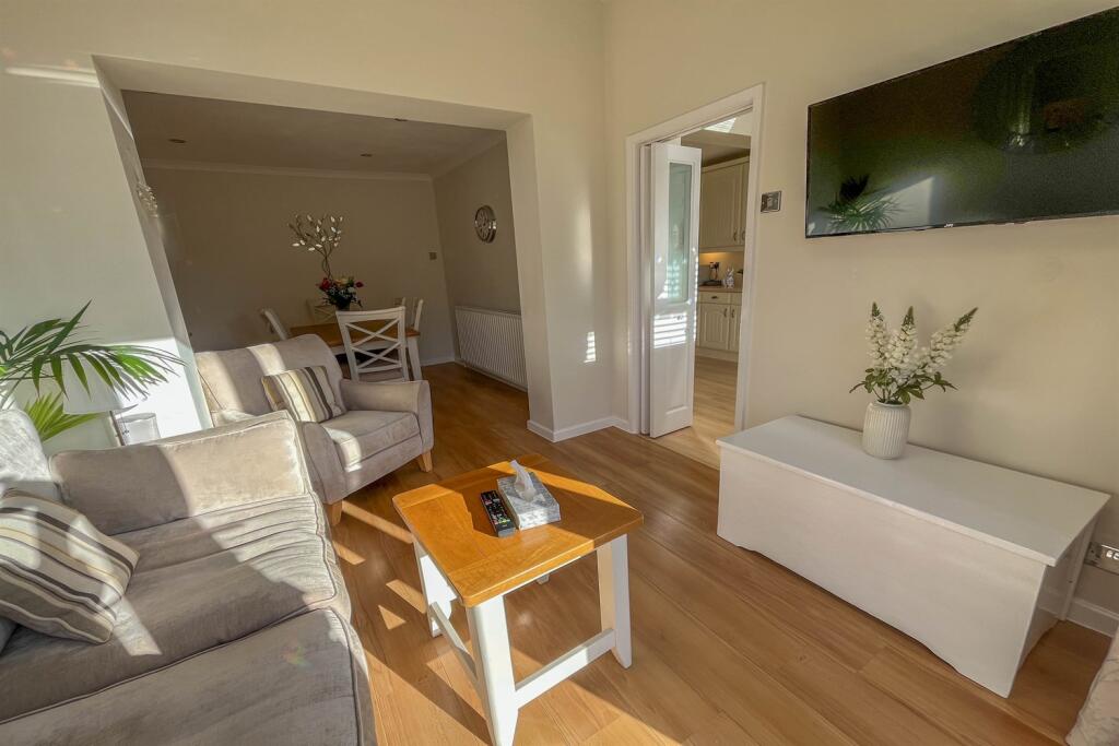 Open Sunroom / Dinin