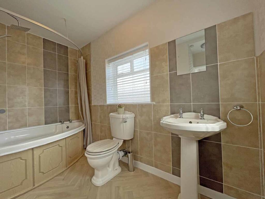 Bowden Park Road 21 Bathroom.jpg