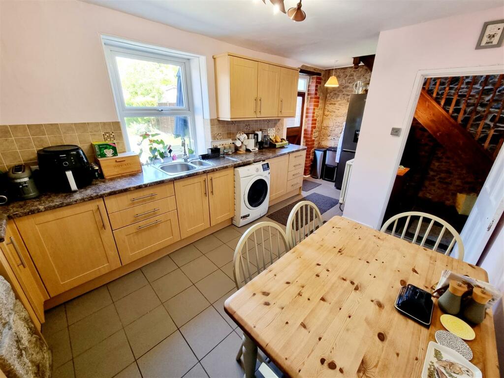 Kitchen 1.jpg