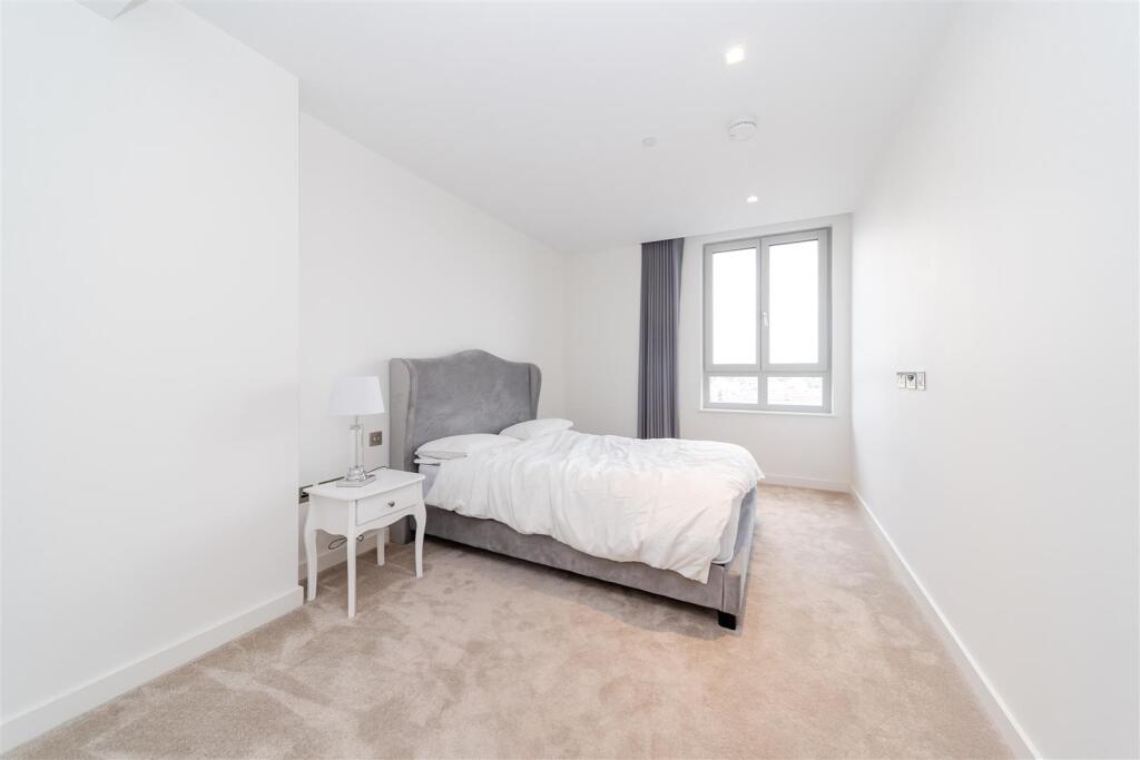 Master Bedroom       .jpg