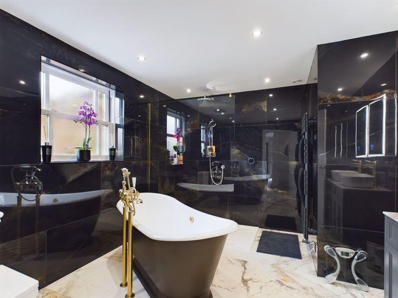 Master Bedroom En Suite