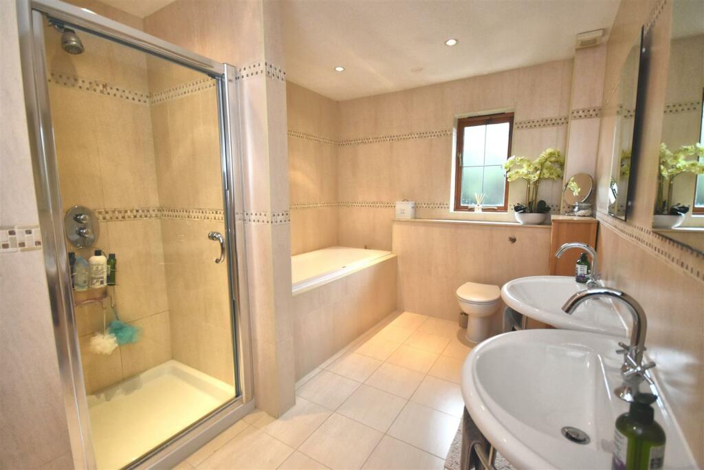 Main Bathroom.jpg