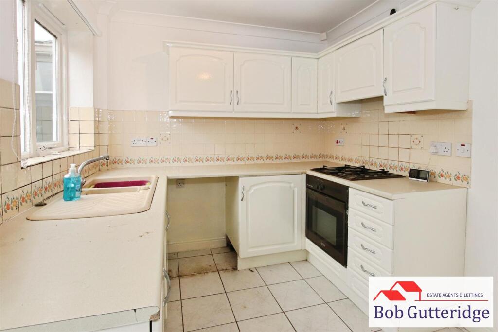 FITTED KITCHEN / DINER