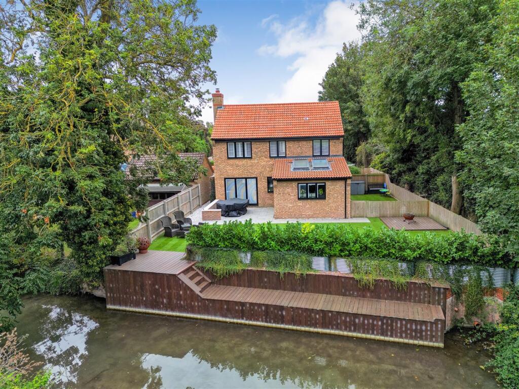 Rear of property 1.jpg