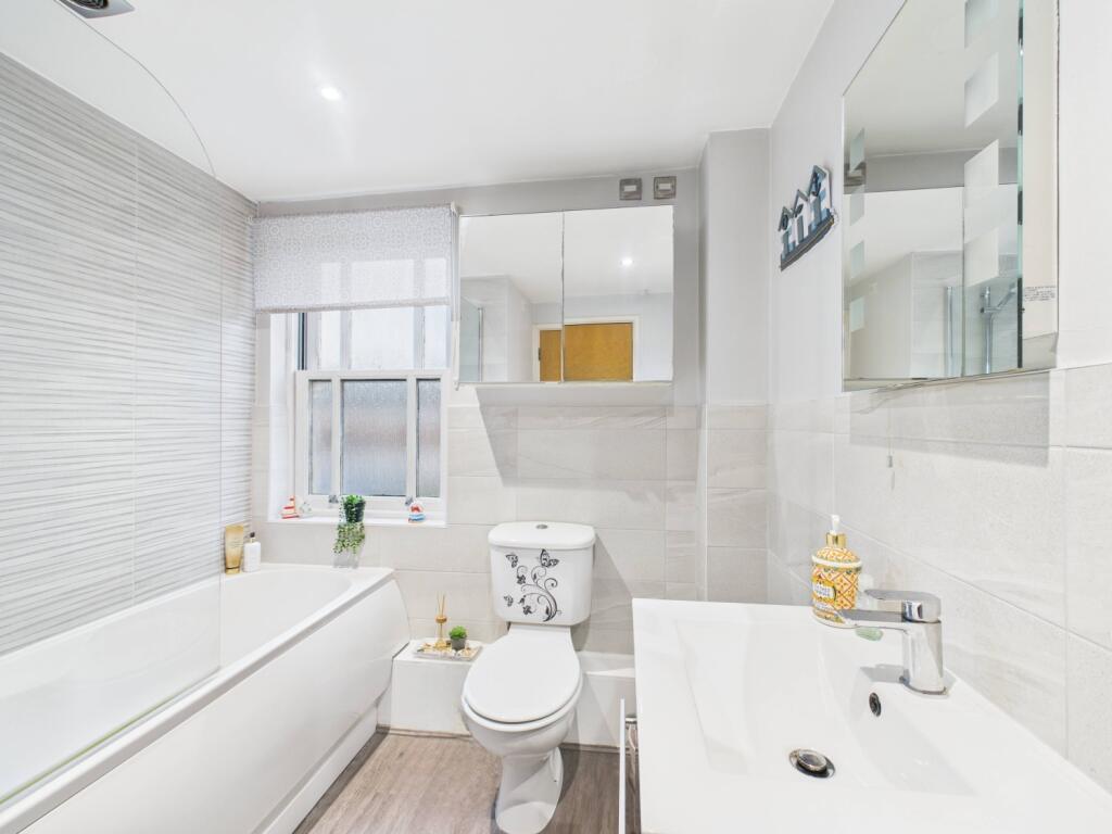 CAM03293G0-PR0251-STILL010