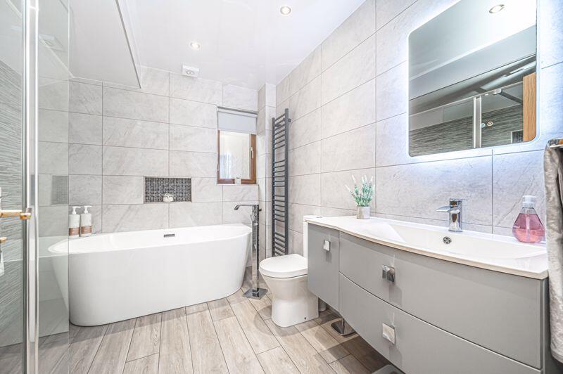 En Suite Bathroom/ Shower Room