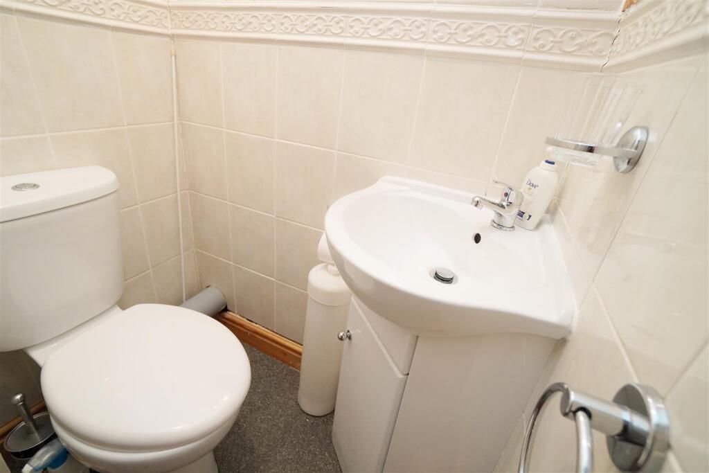 upstairs wc.jpg