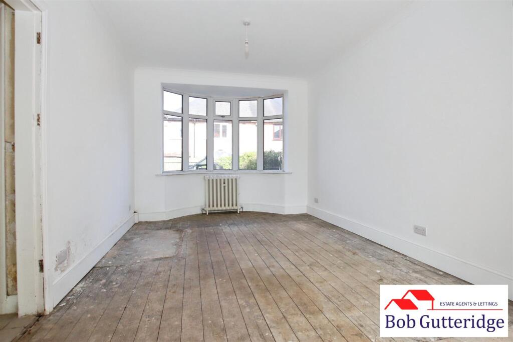 OPEN PLAN LOUNGE/DINING ROOM