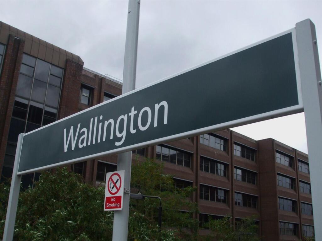 Wallington_station_signage.jpg