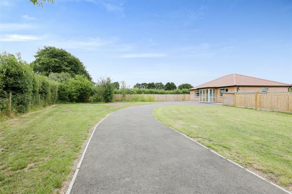 driveway 20front 202.JPG