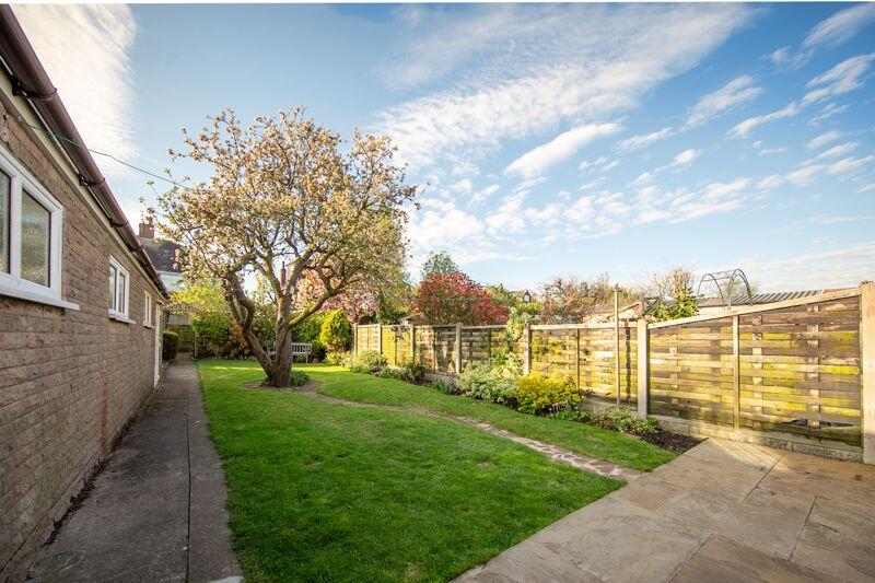 Mature &amp; private South facing garden