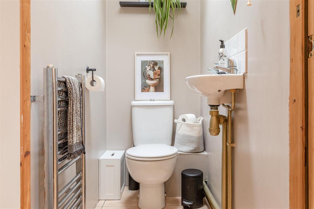 12 Gaveston Close, Byfleet, KT14 7HE - 14.jpg