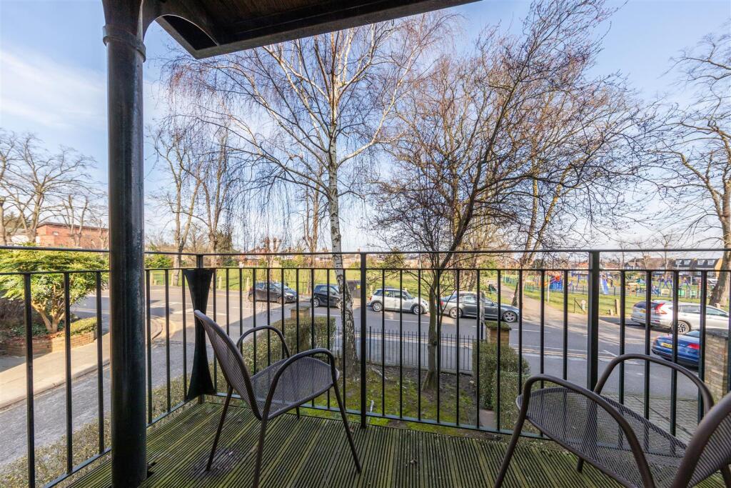 Churchfields, E18