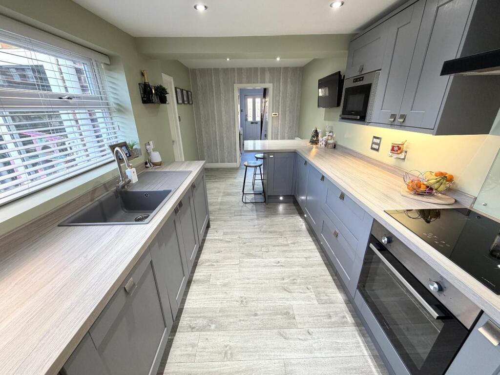 KITCHEN/BREAKFAST ROOM