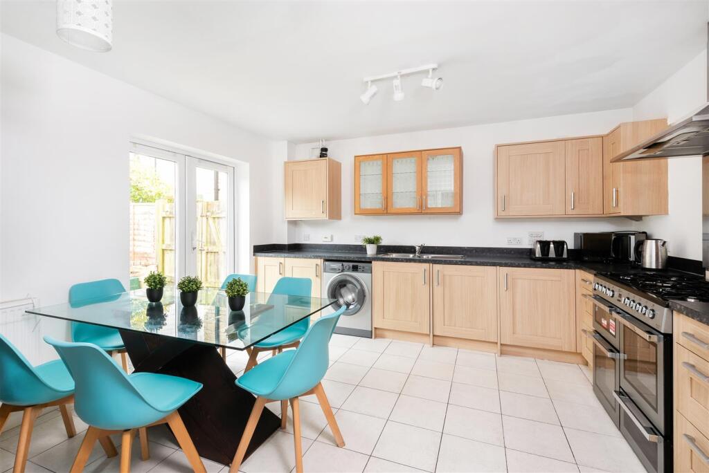 8 Middlewood Close-3.jpg