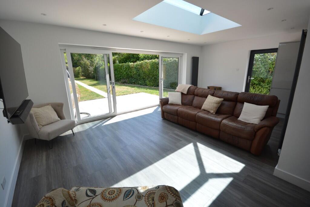 KITCHEN/SITTING ROOM