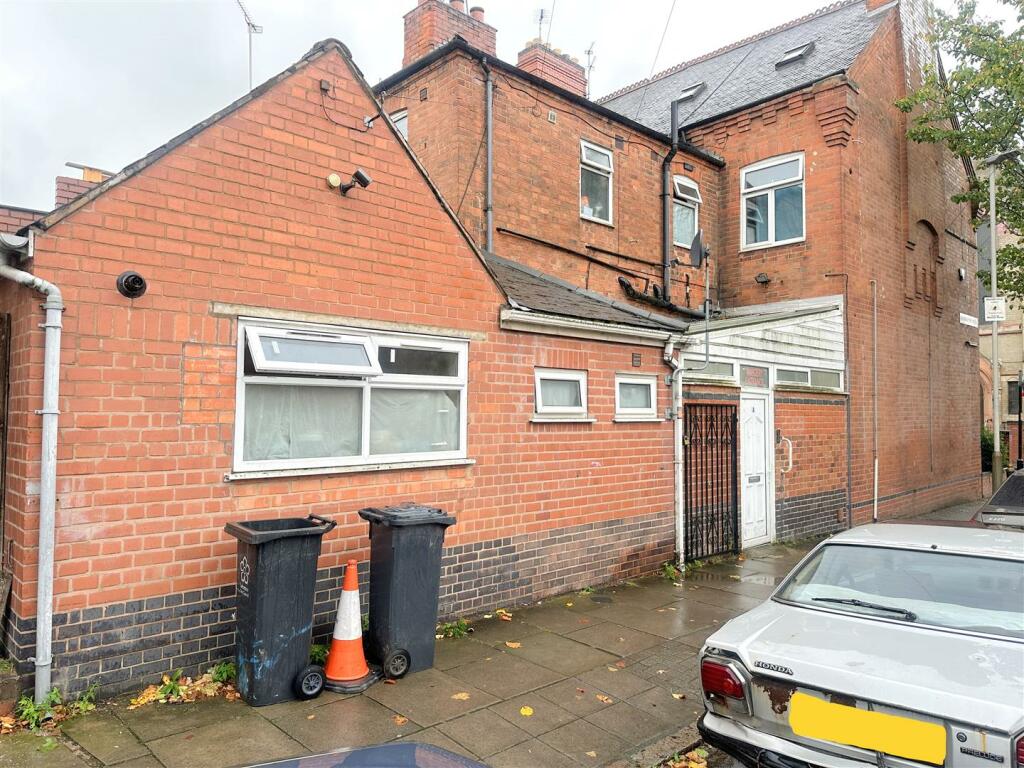 Side access to ground floor flat