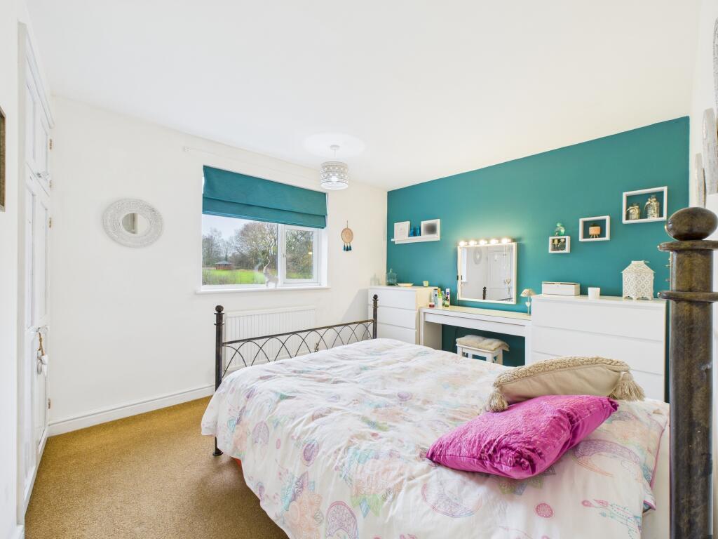 CAM04825G0-PR0244-STILL010